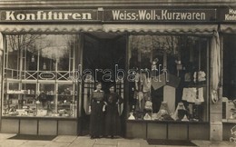 ** T2/T3 Hamburg, Konfitüren Weiss-, Woll- Und Kurzwaren Von A. Schilling / Clothes Shop, Photo - Unclassified