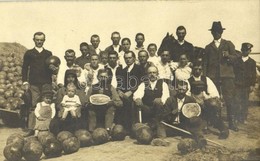 ** T1/T2 Dinnyepiac Valahol Magyarországon, Csoportkép árusokkal / Hungarian Watermelon Market, Vendors, Folklore. Group - Ohne Zuordnung