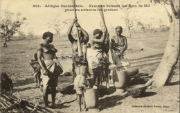 * T2/T3 Afrique Occidentale, Femmes Brisant Les Épis De Mil Pour En Extraire Les Graines / Indigenous Women Grinding See - Sin Clasificación