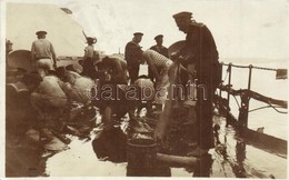 ** T2 Osztrák-magyar Matrózok Fedélzet Takarítás Közben / K.u.K. Kriegsmarine Mariners Cleaning The Deck. Photo - Ohne Zuordnung