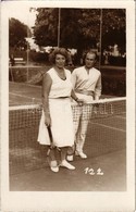 * T2 Trencsénteplic, Trencianske Teplice; Teniszezők A Teniszpályán / Tennis Players, Tennis Court, Sport. Atelier Horn  - Ohne Zuordnung