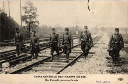 CPA PARIS Greve Generale Des Chemins De Fer. Une Patrouille (971790) - Sciopero