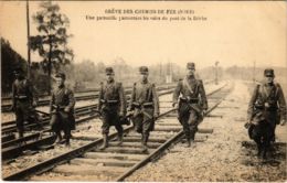 CPA PARIS Greve Des Chemins De Fer Une Patrouille (971883) - Sciopero