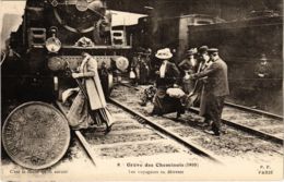 CPA PARIS Greve Des Cheminots Du Nord 1910 Les Voyageurs En Detresse (971904) - Grèves