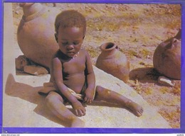 Carte Postale Afrique Cameroun Petit Mafa Qui Attend Sa Maman Et L'eau  Très  Beau Plan - Cameroun