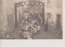 57 - RECHICOURT LE CHATEAU - CARTE PHOTO - DEFILE D'ENFANTS AVEC L'ARRIVEE DES CLOCHES ? - Rechicourt Le Chateau