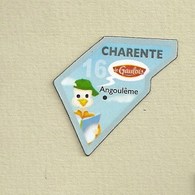 Magnets. Magnets "Le Gaulois" Départements Français. La Charente (16) - Publicitaires