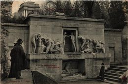 CPA PARIS 20e Le Monument "Aux Morts" (254668) - Statues