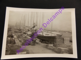 Photo Originale Amateur Snapshot Loupée Ratée 2 Photos Imprimées Vue Du Port Et Vue D Un Chantier Hyere 1970 - Zonder Classificatie