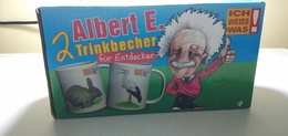 CHOPES  TASSES EN PORCELAINES ALBERT EINSTEIN -2 TRINKBECHER. ICH WEISS WAS- DESSINS CIGOGNE ET LAPIN-PALETTI - Tazze