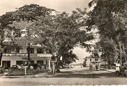 Cameroun. CPSM. DOUALA. Place De La Poste. 1955. Timbres Au Verso. Scan Du Verso. - Cameroun