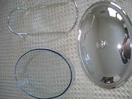 ENSEMBLE NEUF D'UN PLAT OVAL EN PYREX AVEC SON PORTE-PLAT & SON COUVERCLE EN METAL ARGENTÉ. JAMAIS SERVI. - Dishes