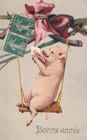 Carte Gaufrée 1900 Cochon Sur Une Balançoire "bonne Année" (belle Illustration ) - Cochons