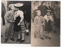 Photo Originale Années 40 Lot De 2 Petit Garçon Et Fille Zouave Niçoise Baiser Sur La Bouche Marcheurs Canebière - Personnes Anonymes