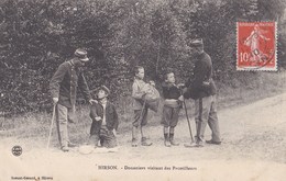 Delcampe - Carte 1910 HIRSON / DOUANIERS VISITANT DES PACOTILLEURS (mendiants ?) - Hirson