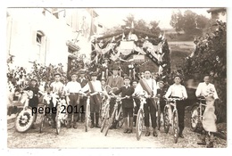 Carte Photo Originale - 57 - HOTTVILLER Près Bitche - Groupe De Cyclistes, Vélos Fleuris Devant Le Presbytère - Autres & Non Classés
