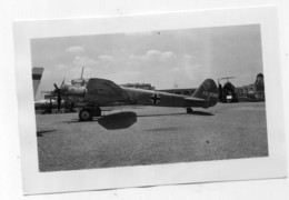 Photographie Semi Moderne D'un Avion Allemand Au Sol 11cm X 8cm Croix Gammée Aviation Armée Reproduction - Luftfahrt