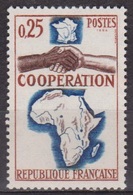 Coopération Avec L'Afrique Et Madagascar - FRANCE - Mains Et Cartes - N° 1432  ** - 1964 - Ungebraucht