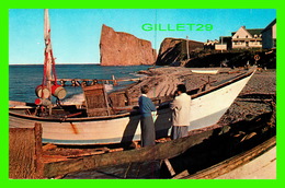 PERCÉ, QUÉBEC - VUE À TRAVERS DE LA PLAGE NORD - CIRCULÉE EN 1962 - H. V. HENDERSON - - Percé