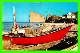 PERCÉ, QUÉBEC - VUE DU ROCHÉ PERCÉ AVEC UNE BARQUE DE PÊCHEURS À LA PLAGE NORD - CIRCULÉE EN 1968 - - Percé