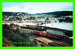 GASPÉ, QUÉBEC - VUE PRÈS DE L’HÔPITAL; HÔTEL DIEU - ANIMÉE DE TRAINS - CIRCULÉE EN 1968 - H.V. HENDERSON - - Gaspé