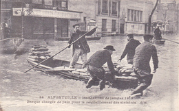 ALFORVILLE.Innondation De Janvier 1910.barque Chargée De Pain Pour Le Ravitaillement Des Sinistrés - Alfortville