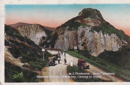 L'AUVERGNE . ROCHE SANATOIRE . Bifurcation Des Routes Du MONT DORE (63), CLERMONT Et ORCIVAL (Autos Années 1930) - Le Mont Dore