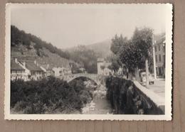 PHOTO 48 - LOZERE - PONT DE MONTVERT - Juillet 1960 - TB Photographie VILLAGE Cours D'eau ANIMATION AUTOMOBILES - Le Pont De Montvert