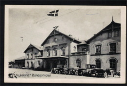 DE2908 - DENMARK - NYKØBING F. BANEGAARDEN - STREET SCENE WITH VINTAGE CARS - Danemark