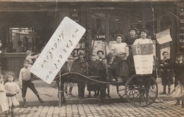 75005 - Café EROS  Situé 128 Rue Mouffetard - Attelage Comité Mouffetard  ( Carte Photo Peu Fréquente  ) En L'état - Cafés, Hôtels, Restaurants