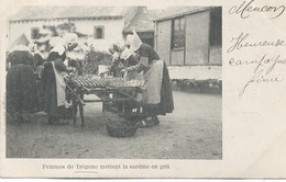 29 - Trégunc  : Les Femmes Mettant La Sardine Au Gril . - Trégunc