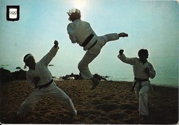 KARATE : Kumite à Trois Au Bord De La Plage. CPSM - Oosterse Gevechtssporten