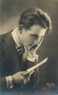 Bel Homme Art Deco Lisant Une Lettre Rouge à Levre  Lipstick Ketty - Fotografie