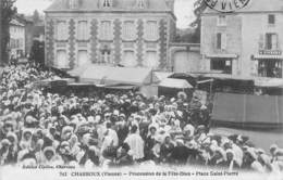 Charroux      86       Procession De La Fête Dieu. Place St Pierre        (voir Scan) - Charroux