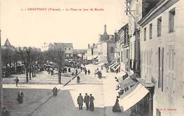 Chauvigny     86       La Place,  Un Jour De Marché         (voir Scan) - Chauvigny