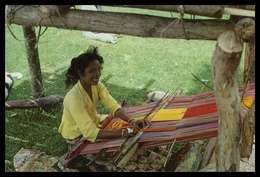 TIMOR - COSTUMES - Mulher Tecendo. ( Ed. Do  M.N.F. - Timor Nº 3)  Carte Postale - Oost-Timor