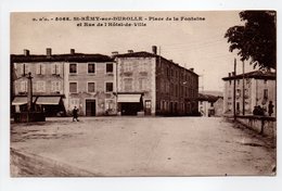 - CPA SAINT-RÉMY-SUR-DUROLLE (63) - Place De La Fontaine Et Rue De L'Hôtel-de-Ville - Editions Gouttefangeas 5068 - - Autres & Non Classés