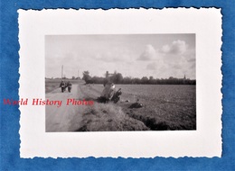 Photo Ancienne D'un Soldat Allemand - Prés AIRE Sur LA LYS - Char Ou Camion Détruit Sur Une Route- Voir Eglise - WW2 - War, Military