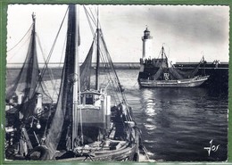 CPSM GF VUE RARE - FINISTERE - LE GUILVINEC - BATEAUX AU REPOS A L'ABRI DU PHARE - Bateaux Nommés Ou Numérotés - Guilvinec