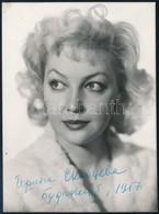1957 Irina  Szkobceva (1927-) Orosz Színésznő Aláírása őt ábrázoló Fotólapon, 12x9 Cm / Autograph Signature Of Irina Sko - Other & Unclassified