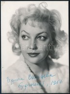 1957 Irina  Szkobceva (1927-) Orosz Színésznő Aláírása őt ábrázoló Fotólapon, 12x9 Cm / Autograph Signature Of Irina Sko - Autres & Non Classés