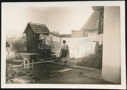 Cca 1931 Kinszki Imre (1901-1945) Budapesti Fotóművész Hagyatékából, Jelzés Nélküli Vintage Fotó (Nagymosás), 4,3x6 Cm - Autres & Non Classés