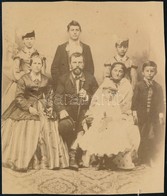 Cca 1868 Családi Fotó, Vintage Fénykép Jelzés Nélkül, Kasírozva, Vélhetően A Keretezés Miatt, Az Eredeti Méretet Körbevá - Autres & Non Classés