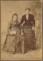 Cca 1880 Hölgyek Műtermi Portréja, Keményhátú Fotó Ferentzy L. Székelyudvarhelyi Műterméből, Foltos, 14,5×10,5 Cm - Autres & Non Classés