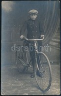 Cca 1910-1920 Fiatalember Kerékpárral, Fotólap, 13,5×8,5 Cm - Other & Unclassified