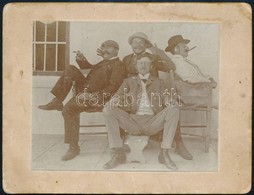 Cca 1900 Vidám Férfi Társaság Fotó. 10x8 Cm Kartonon - Autres & Non Classés
