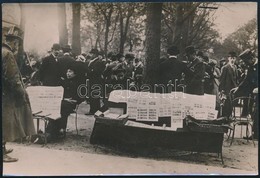 1913 Párizs, Bélyegtőzsde. Korabeli Sajtófotó Hozzátűzött Szöveggel /  Paris, Stamp Stock Exchange Press Photo 16x12 Cm - Other & Unclassified