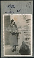 1935 Budapesti Városkép Nemzeti Egység Választási Naggyűlés Plakáttal A Háttérben 6x9 Cm - Autres & Non Classés