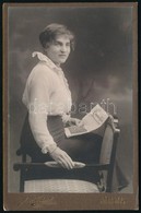Cca 1910 Hölgy érdekes újsággal, Keményhátú Fotó, 14×9 Cm - Other & Unclassified