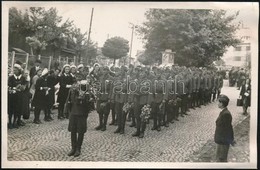 Cca 1942 Veszprém, Virággal Köszöntött Katonai Század, Vitéz Mészáros (?) Pecsétjével Jelzett Vintage Fotólap, 8,5x13,3  - Andere & Zonder Classificatie